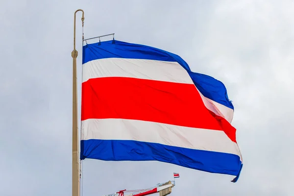 Σημαία Της Κόστα Ρίκα Συννεφιασμένο Λευκό Ουρανό Και Φόντο Κόστα — Φωτογραφία Αρχείου