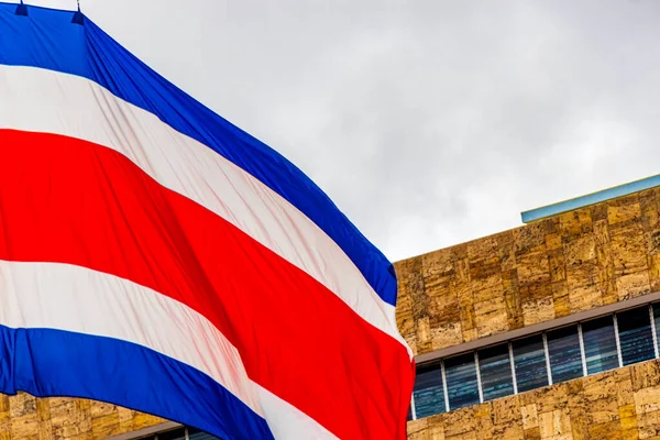 산호세 코스타리카에서 코스타리카의 뒤에는 건물들이 코스타리카의 국기는 흰색이었다 — 스톡 사진