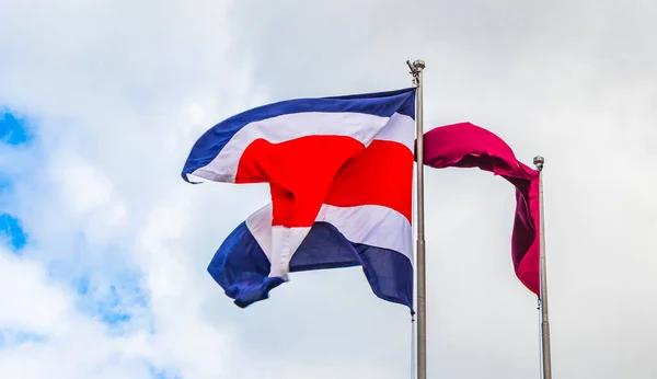 Flagga Costa Rica Med Grumlig Blå Himmel Och Bakgrund Costa — Stockfoto