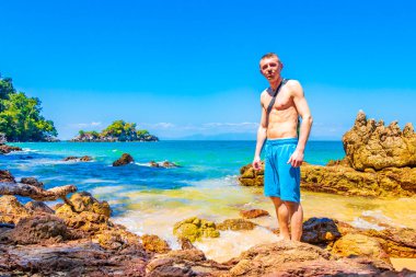 Ranong Tayland 'ın doğal ve tropik Cennet Adası Koh Phayam Aow Kwang Peeb Sahili manzara gezgini.