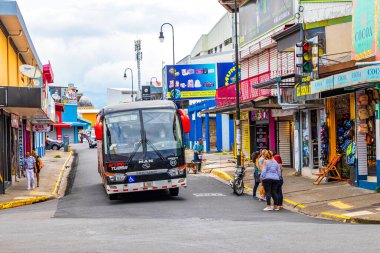 San Jose Kosta Rika 04. Ocak 2021 yoğun trafik ve şehir manzarasında San Jose Kosta Rika 'da insan ve araba dolu otobüsler.