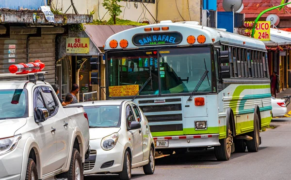 San Jose Kostaryka Styczeń 2021 Kolorowe Autobusy Ruchliwym Ruchu Krajobraz — Zdjęcie stockowe