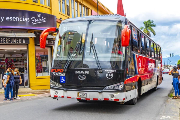 San Jose Kosta Rika 04. Ocak 2021 yoğun trafik ve şehir manzarasında San Jose Kosta Rika 'da insan ve araba dolu otobüsler.