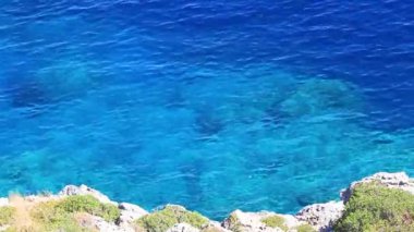 Anthony Quinn Körfezi ve turkuaz berrak su Rodos Yunanistan Faliraki 'de.