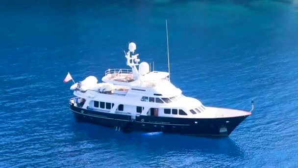 앤서니 파노라마는 그리스 로도스의 라키에 청록색맑은 물에서 요트를 관광객들을 바라본다 — 비디오