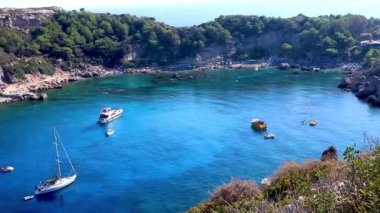 Anthony Quinn Körfezi manzaralı turkuaz berrak su Rodos Yunanistan Faliraki 'de.