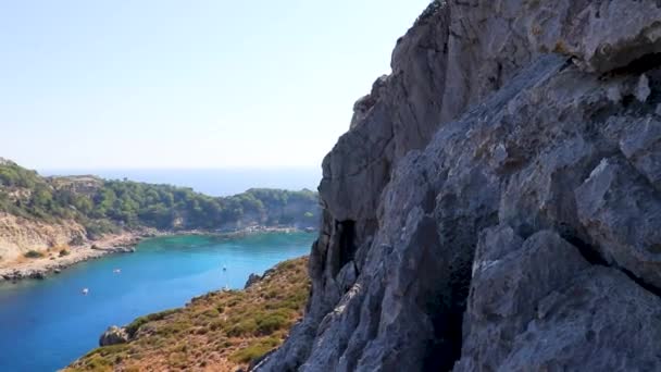 ギリシャのロードス島のFalirakiでターコイズブルーの澄んだ水とアンソニークインベイ自然パノラマビュー — ストック動画