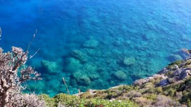 Anthony Quinn Körfezi ve turkuaz berrak su Rodos Yunanistan Faliraki 'de.