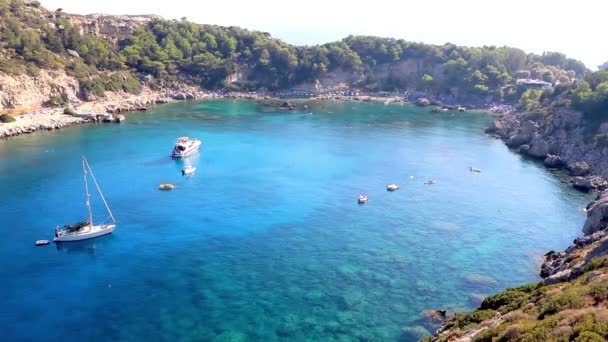 アンソニー クイン湾とトルコ石の澄んだ水ギリシャのロードス島のファリラキ — ストック動画