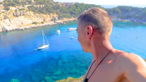 Viajante Turístico Russo Anthony Quinn Bay Com Água Cristalina Turquesa — Vídeo de Stock