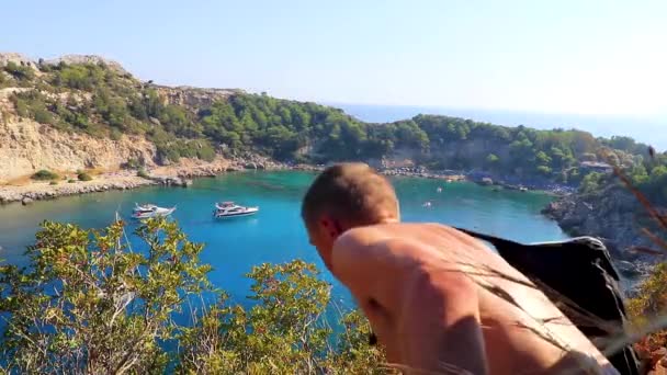 Russische Toeristische Reiziger Anthony Quinn Bay Met Turquoise Helder Water — Stockvideo