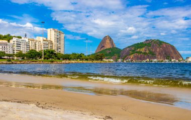 Rio de Janeiro Brezilya 'daki Urca köyünün Pao de Acucar panorama manzarası ve şehir manzarası..