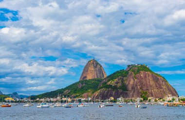 Rio de Janeiro Brezilya 'daki Urca köyünün Pao de Acucar panorama manzarası ve şehir manzarası..