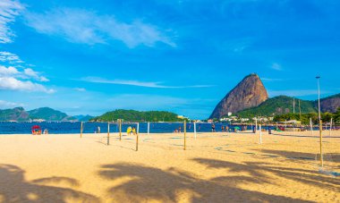 Rio de Janeiro Brezilya 18 numara. Ekim 2020 'de Rio de Janeiro Brezilya' daki Flamengo Plajı 'nın Pao de Acucar panorama manzarası ve şehir manzarası.