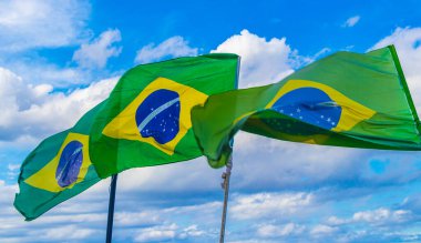 Brezilya bayrağı rüzgarda dalgalanıyor Rio de Janeiro Brezilya 'nın arka planında mavi gökyüzü yeşil ve sarı renkleriyle.