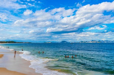 Rio de Janeiro Brezilya 18 numara. Ekim 2020 İnsanlar ve turistler Flamengo Sahili manzara ve şehir manzarasında eğleniyor Guanabara Körfezi Flamengo Rio de Janeiro Brezilya.
