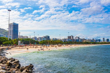 İnsanlar ve turistler Flamengo Sahili manzarası ve Guanabara Körfezi Flamengo Rio de Janeiro Brezilya şehir manzarasında eğleniyor..