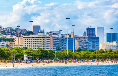 Rio de Janeiro Brezilya 18 numara. Ekim 2020 İnsanlar ve turistler Flamengo Sahili manzara ve şehir manzarasında eğleniyor Guanabara Körfezi Flamengo Rio de Janeiro Brezilya.