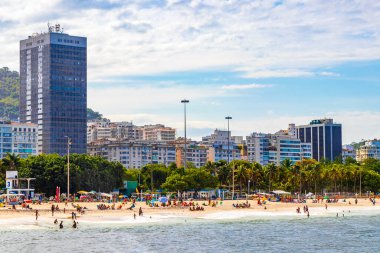 İnsanlar ve turistler Flamengo Sahili manzarası ve Guanabara Körfezi Flamengo Rio de Janeiro Brezilya şehir manzarasında eğleniyor..