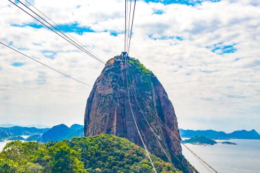Rio de Janeiro Brezilya 'daki Urca köyünde teleferik manzaralı, şekerli ekmek dağı Pao de Acucar..