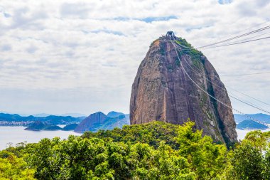 Rio de Janeiro Brezilya 'daki Urca köyünde teleferik manzaralı, şekerli ekmek dağı Pao de Acucar..