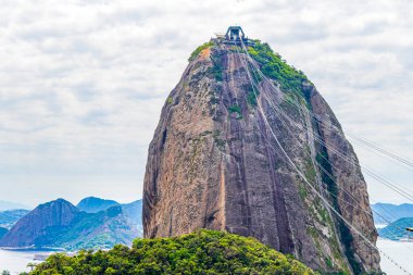 Rio de Janeiro Brezilya 'daki Urca köyünde teleferik manzaralı, şekerli ekmek dağı Pao de Acucar..