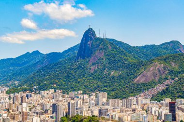Cristo Redentor, Alto da Boa Vista Rio de Janeiro Brezilya 'nın Corcovado Dağı manzaralı ormanları ve şehir manzarası.