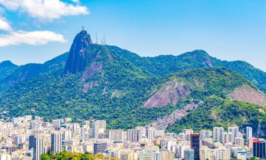 Cristo Redentor, Alto da Boa Vista Rio de Janeiro Brezilya 'nın Corcovado Dağı manzaralı ormanları ve şehir manzarası.