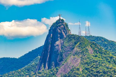 Corcovado Dağı manzaralı Cristo Redentor ve Alto da Boa Vista Rio de Janeiro Brezilya ormanları.