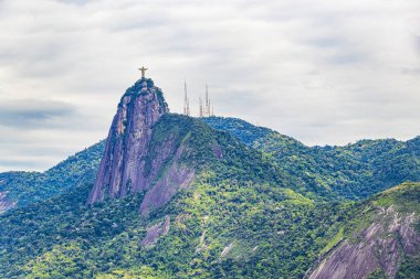 Corcovado Dağı manzaralı Cristo Redentor ve Alto da Boa Vista Rio de Janeiro Brezilya ormanları.
