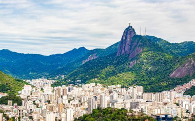 Cristo Redentor, Alto da Boa Vista Rio de Janeiro Brezilya 'nın Corcovado Dağı manzaralı ormanları ve şehir manzarası.