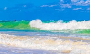 Playa del Carmen Meksika 'da güçlü dalgaları ve berrak turkuaz mavi suyu olan tropik Meksika plajı..