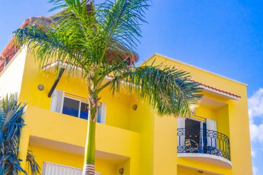 Playa del Carmen Meksika 'daki tipik sarı konutlu otel binası..