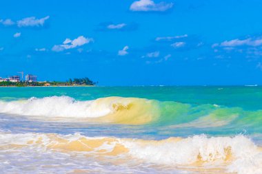 Playa del Carmen Meksika 'da güçlü dalgaları ve berrak turkuaz mavi suyu olan tropik Meksika plajı..