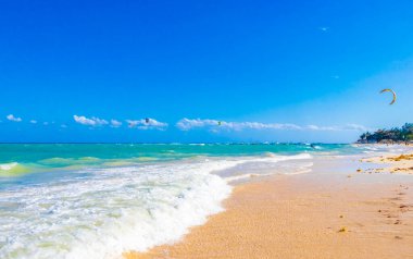 Playa del Carmen Mexico 'daki tropikal Meksika plajında uçurtma sörfü yapmak gibi su sporu..
