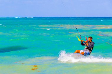 Playa del Carmen Meksika 04. Nisan 2021 Uçurtma sörfü gibi su sporları Playa del Carmen Mexico 'daki tropik Meksika plajında wakeboard yapıyor..