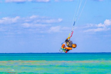 Playa del Carmen Meksika 04. Nisan 2021 Uçurtma sörfü gibi su sporları Playa del Carmen Mexico 'daki tropik Meksika plajında wakeboard yapıyor..