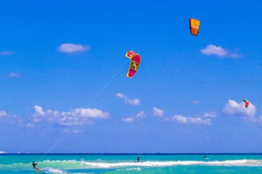 Playa del Carmen Meksika 04. Nisan 2021 Uçurtma sörfü gibi su sporları Playa del Carmen Mexico 'daki tropik Meksika plajında wakeboard yapıyor..