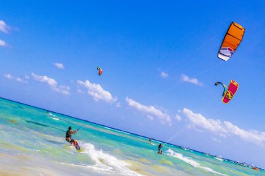 Playa del Carmen Meksika 04. Nisan 2021 Uçurtma sörfü gibi su sporları Playa del Carmen Mexico 'daki tropik Meksika plajında wakeboard yapıyor..