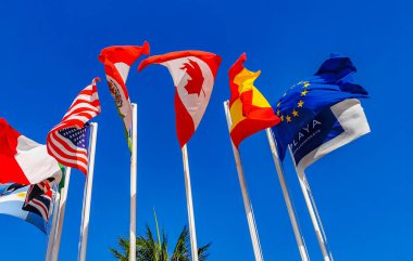 Arjantin gibi birçok ülkenin bayrakları Amerika Birleşik Devletleri İspanya ve Avrupa 'da mavi gökyüzü ve palmiye ağaçları Playa del Carmen Meksika' da.