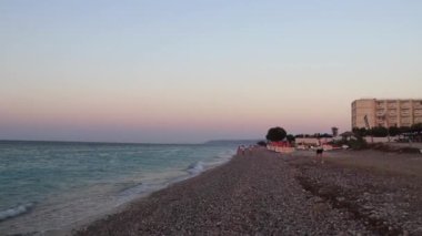 Yunanistan 'ın Rodos Adasındaki Ialysos Sahili' nde en güzel gün batımının gökkuşağı renkleri.