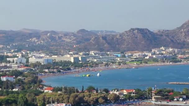 ファリラキ湾とビーチ素晴らしい海辺の町と山の風景パノラマロードスギリシャ — ストック動画