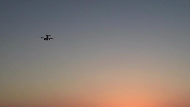 ロードス島のIalysosビーチで最も美しい夕日と空飛ぶ飛行機の虹の色ギリシャ — ストック動画