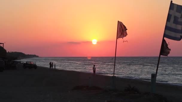 Flaggor Framför Den Vackraste Solnedgången Ialysos Beach Rhodos Island Grekland — Stockvideo