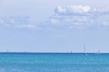 Cozumel Adası ile Playa 88 'den tropikal Meksika plaj manzarası ve Playa del Carmen Meksika' dan Punta Esmeralda arasındaki tekne ve yatlar..