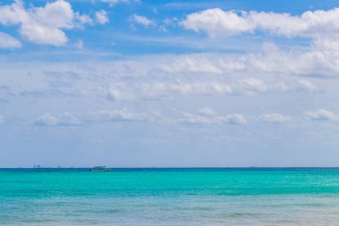 Cozumel Adası ile Playa 88 'den tropikal Meksika plaj manzarası ve Playa del Carmen Meksika' dan Punta Esmeralda arasındaki tekne ve yatlar..