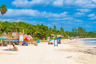 Playa del Carmen 30. Ekim 2021 Playa 88 ve Punta Esmeralda Playa del Carmen Mexico 'dan tropik Meksika plaj manzarası.