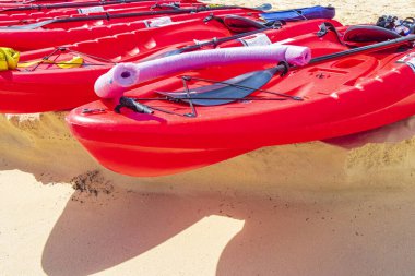 Playa del Carmen Meksika 30 numara. Ekim 2021 Playa 88 ve Playa del Carmen Meksika 'da Punta Esmeralda' dan tropikal Meksika plaj manzaralı kırmızı kanolar.