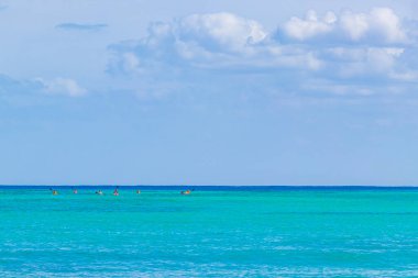 Playa del Carmen Meksika 30 numara. Ekim 2021 Playa del Carmen Meksika 'dan tropikal Meksika plaj manzaralı kırmızı kanoları olan insanlar.