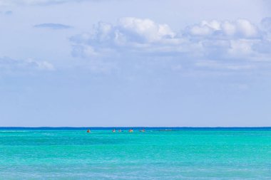 Playa del Carmen Meksika 30 numara. Ekim 2021 Playa del Carmen Meksika 'dan tropikal Meksika plaj manzaralı kırmızı kanoları olan insanlar.